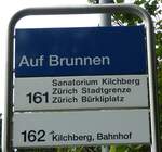 (256'252) - ZVV-Haltestellenschild - Kilchberg, Auf Brunnen - am 21. Oktober 2023
