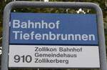 (164'955) - ZVV-Haltestellenschild - Zrich, Bahnhof Tiefenbrunnen - am 17. September 2015