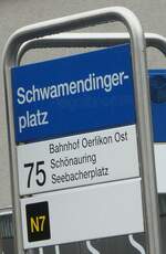 (256'324) - ZVV-Haltestellenschild - Zrich, Schwamendingerplatz - am 21. Oktober 2023