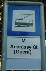 (136'270) - BKV-Haltestellenschild - Budapest, M Andrssy t (Opera) - am 3. Oktober 2011