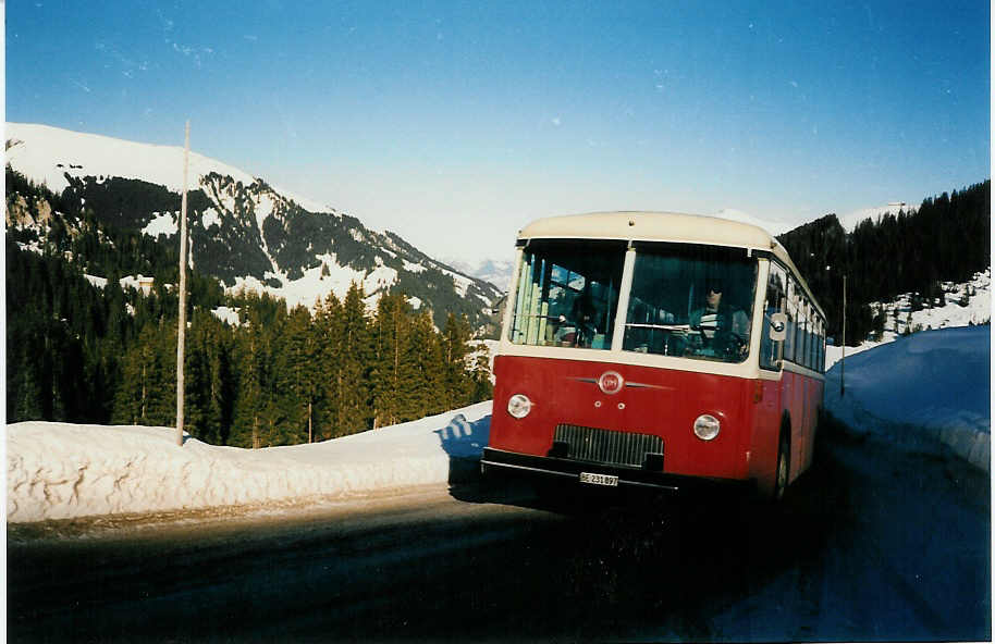 (001'106) - AFA Adelboden - Nr. 15/BE 231'897 - FBW/R&J (ex Morattel, Sdeilles; ex P 25'504) im Januar 1987 in Adelboden, Geilsstrasse