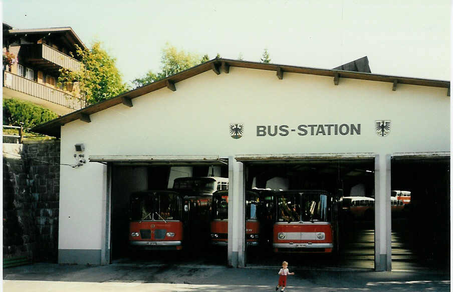 (001'908) - AFA Adelboden - Nr. 7/BE 26'707 + Nr. 6/BE 26'706 - FBW/Vetter-R&J Anderthalbdecker im September 1987 im Autobahnhof Adelboden