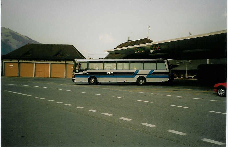 (006'418) - AFA Adelboden - Nr. 25/BE 402'728 - Setra am 12. August 1990 beim Bahnhof Frutigen