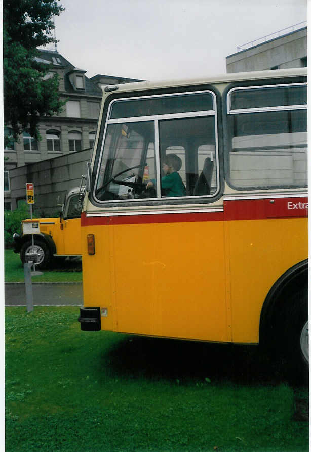(009'836) - PTT-Regie - P 25'599 - Saurer/R&J am 28. August 1993 in Bern, PTT-Museum (Teilaufnahme)
