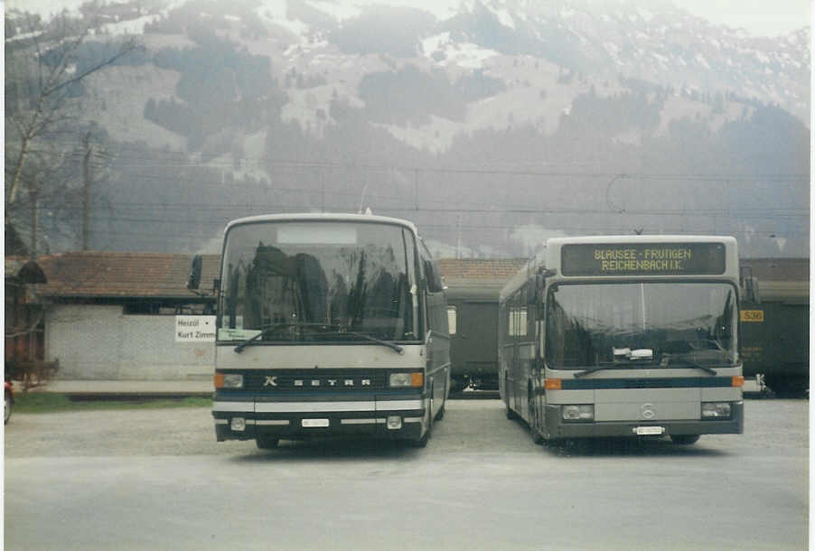 (012'209) - AFA Adelboden - Nr. 4/BE 26'704 - Setra (ex AAGI Interlaken Nr. 32) + Nr. 3/BE 26'703 - Mercedes am 10. April 1995 beim Gterbahnhof Frutigen