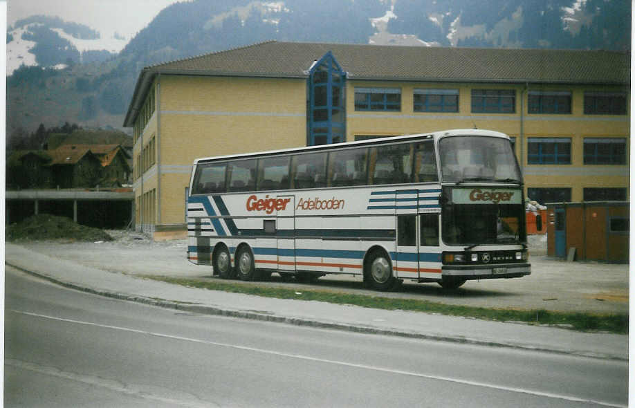 (012'211) - Geiger, Adelboden - Nr. 4/BE 43'333 - Setra am 10. April 1995 beim Bahnhof Frutigen