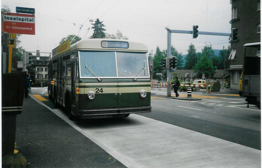 (012'430) - SVB Bern - Nr. 24 - FBW/SWS-R&J Gelenktrolleybus am 29. Mai 1995 in Bern, Inselspital 