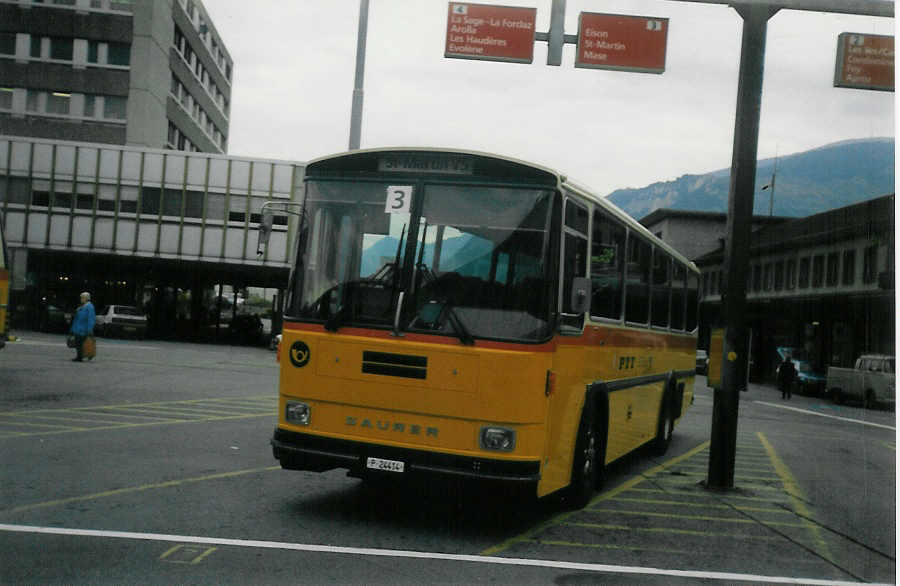 (013'131) - PTT-Regie - P 24'414 - Saurer/R&J am 5. Oktober 1995 beim Bahnhof Sion