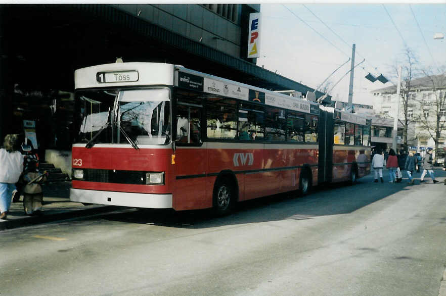 (013'719) - WV Winterthur - Nr. 123 - Saurer/FHS Gelenktrolleybus am 24. Februar 1996 beim Hauptbahnhof Winterthur