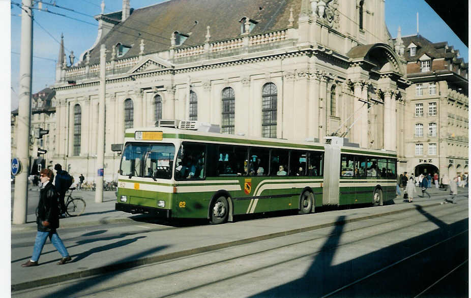 (013'728) - SVB Bern - Nr. 62 - Volvo/R&J Gelenktrolleybus am 4. Mrz 1996 beim Bahnhof Bern