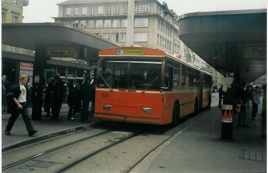 (013'921) - SVB Bern - Nr. 58 - FBW/Hess Gelenktrolleybus am 24. April 1996 beim Bahnhof Bern