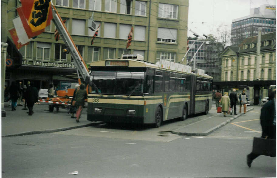 (013'922) - SVB Bern - Nr. 33 - FBW/Hess Gelenktrolleybus am 24. April 1996 beim Bahnhof Bern