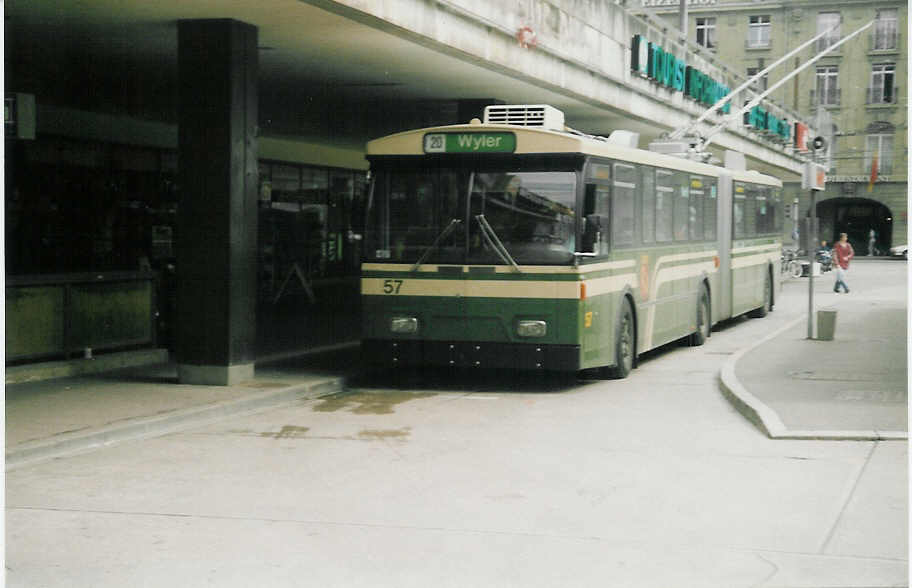 (013'925) - SVB Bern - Nr. 57 - FBW/Hess Gelenktrolleybus am 24. April 1996 beim Bahnhof Bern