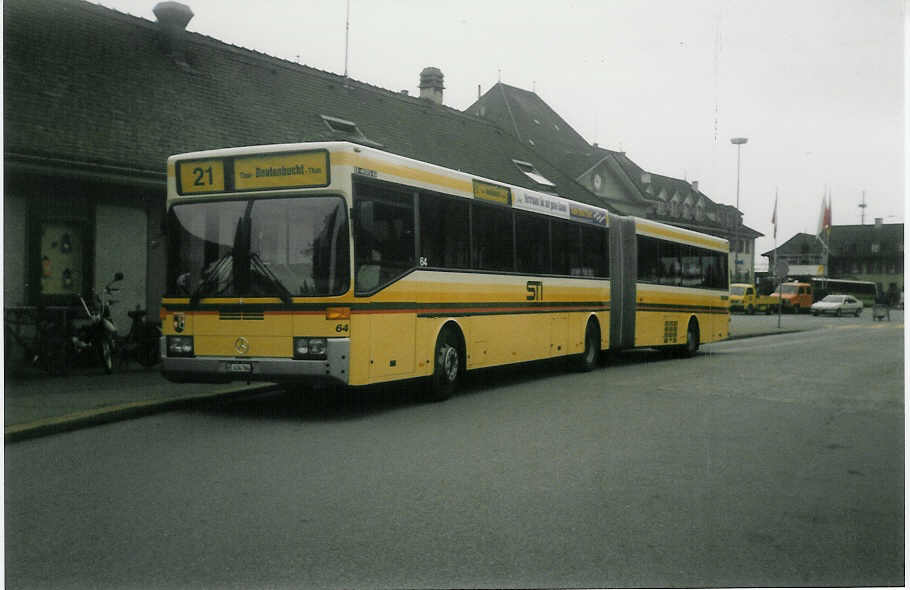(014'106) - STI Thun - Nr. 64/BE 434'764 - Mercedes am 3. Juni 1996 beim Bahnhof Thun
