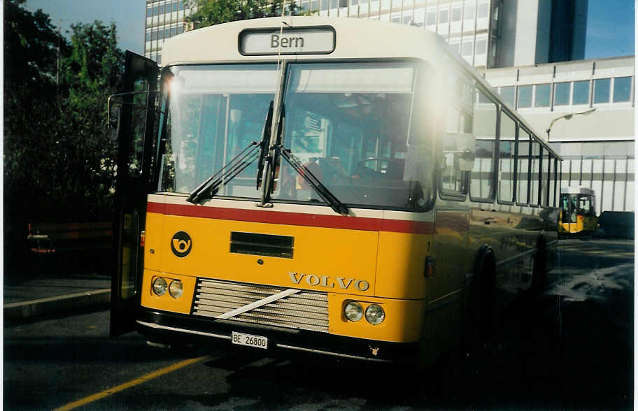 (015'033) - Steiner, Ortschwaben - Nr. 1/BE 26'800 - Volvo/Lauber am 11. September 1996 in Bern, Postautostation