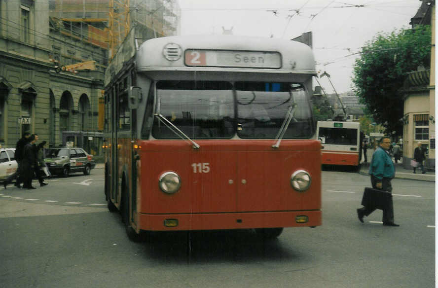 (015'336) - WV Winterthur - Nr. 115 - Berna/SWS-R&J Gelenktrolleybus am 7. Oktober 1996 beim Hauptbahnhof Winterthur