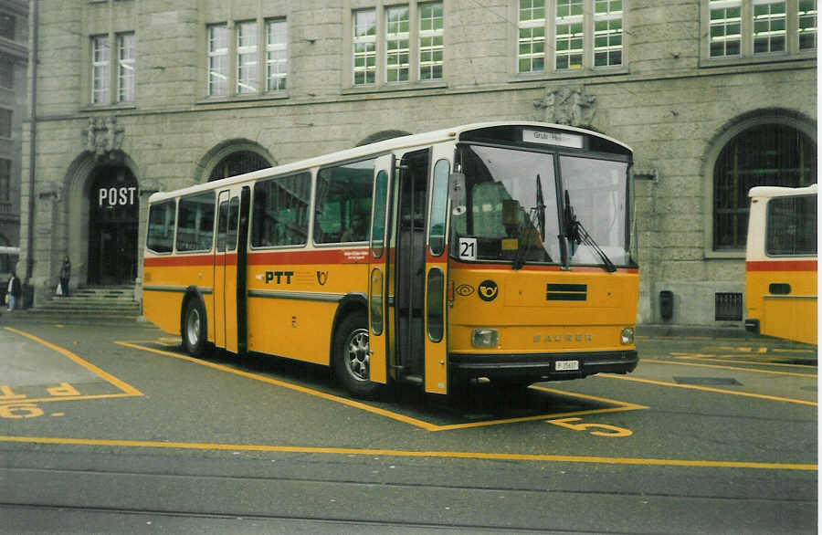 (015'412) - PTT-Regie - P 25'637 - Saurer/Hess am 8. Oktober 1996 beim Bahnhof St. Gallen