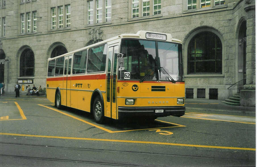 (015'413) - PTT-Regie - P 25'657 - Saurer/Lauber am 8. Oktober 1996 beim Bahnhof St. Gallen