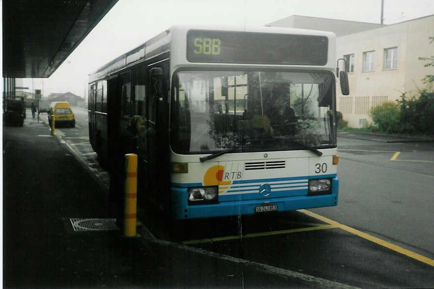(015'437) - RTB Altsttten - Nr. 30/SG 243'853 - Mercedes (ex VBSG St. Gallen Nr. 221) am 10. Oktober 1996 beim Bahnhof Buchs