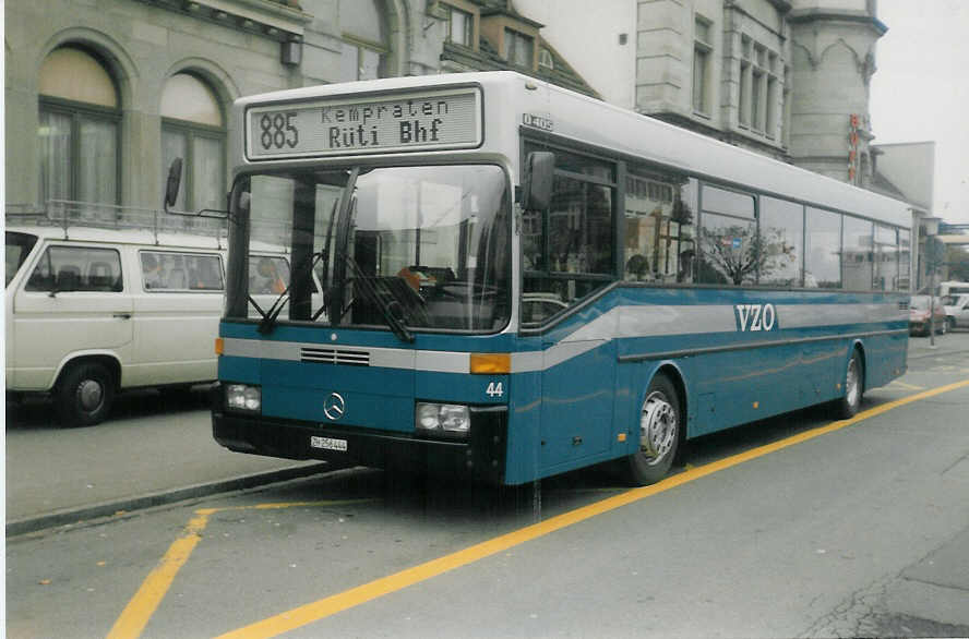 (015'603) - VZO Grningen - Nr. 44/ZH 256'444 - Mercedes am 11. Oktober 1996 beim Bahnhof Rapperswil