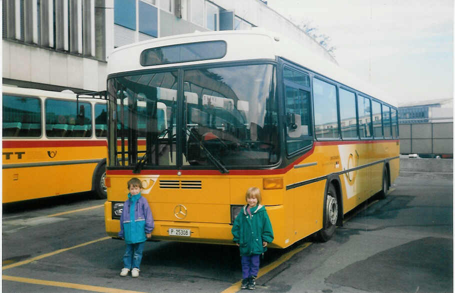 (015'621) - PTT-Regie - P 25'308 - Mercedes/R&J am 14. Oktober 1996 in Bern, Postautostation