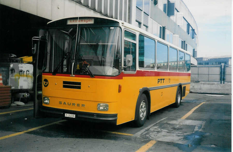 (015'622) - PTT-Regie - P 24'229 - Saurer/Tscher am 14. Oktober 1996 in Bern, Postautostation
