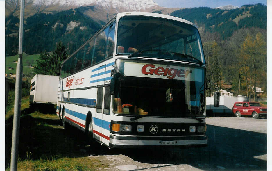 (015'734) - Geiger, Adelboden - Nr. 4/BE 43'333 - Setra am 9. November 1996 beim Bahnhof Frutigen
