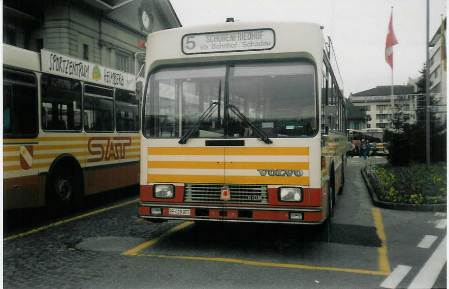 (015'910) - SAT Thun - Nr. 23/BE 419'023 - Volvo/R&J am 6. Dezember 1996 beim Bahnhof Thun