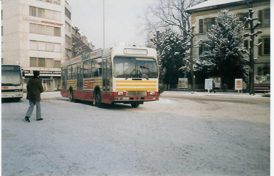 (016'008) - SAT Thun - Nr. 19/BE 419'019 - Volvo/Lauber am 31. Dezember 1996 beim Bahnhof Thun