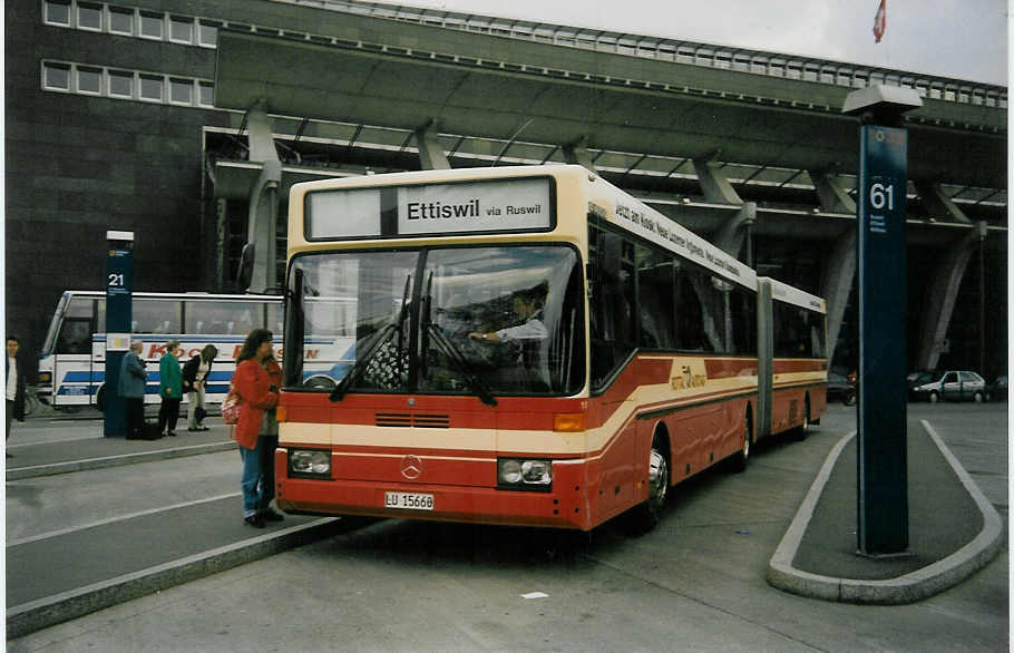 (016'909) - ARAG Ruswil - Nr. 19/LU 15'660 - Mercedes am 19. April 1997 beim Bahnhof Luzern