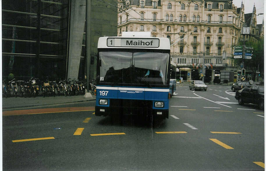 (016'913) - VBL Luzern - Nr. 197 - NAW/Hess Gelenktrolleybus am 19. April 1997 beim Bahnhof Luzern