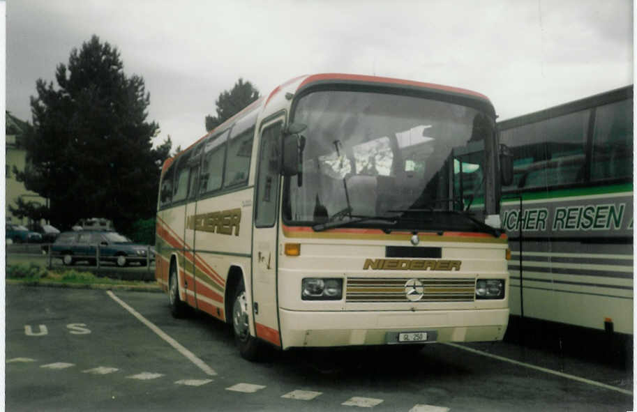 (017'225) - Niederer, Filzbach - Nr. 2/GL 250 - Mercedes am 15. Juni 1997 beim Bahnhof Interlaken West