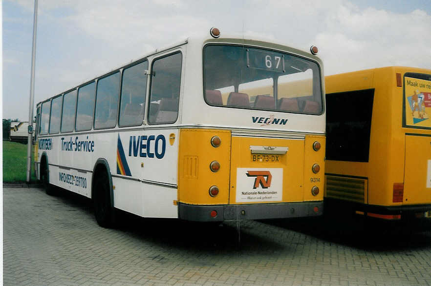(017'810) - VEONN - Nr. 9314/BF-73-DX - DAF/Den Oudsten am 14. Juli 1997 in Meppel, Garage
