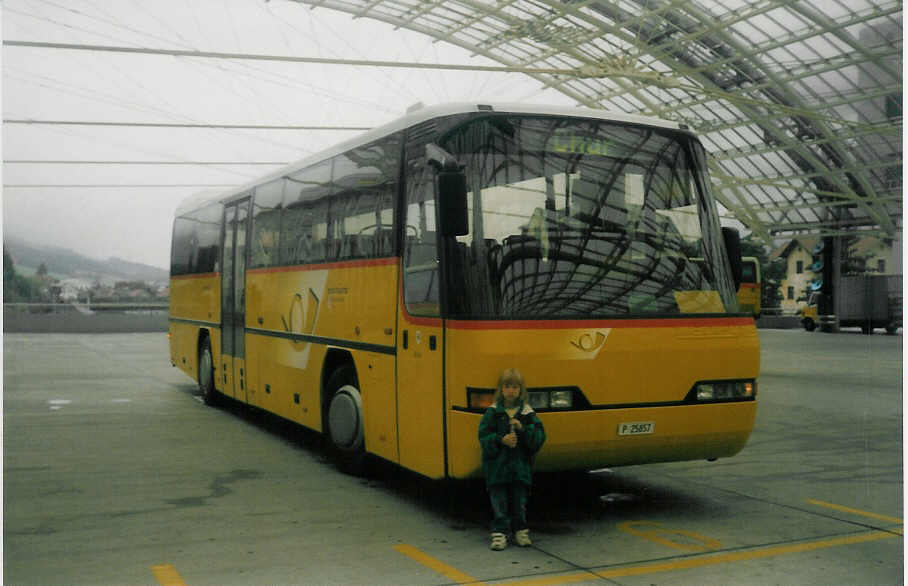 (018'403) - PTT-Regie - P 25'857 - Neoplan am 2. August 1997 in Chur, Postautostation