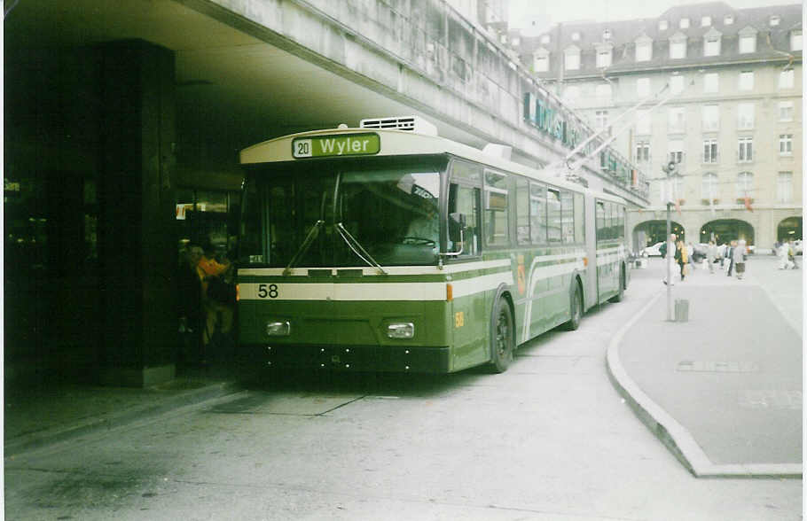 (019'614) - SVB Bern - Nr. 58 - FBW/Hess Gelenktrolleybus am 22. September 1997 beim Bahnhof Bern