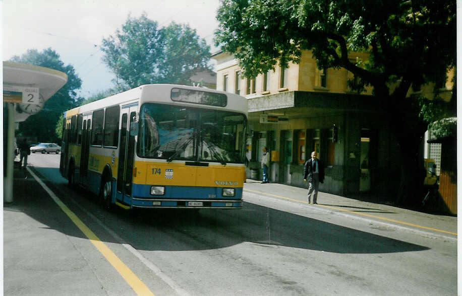 (019'912) - TC La Chaux-de-Fonds - Nr. 174/NE 84'381 - Volvo/Lauber am 7. Oktober 1997 beim Bahnhof La Chaux-de-Fonds