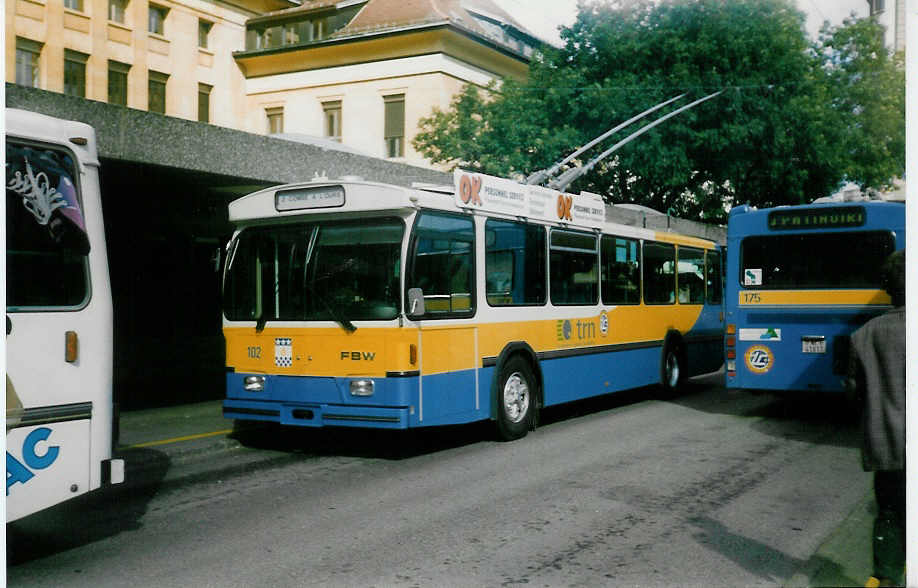 (019'919) - TC La Chaux-de-Fonds - Nr. 102 - FBW/Hess-Haag Trolleybus am 7. Oktober 1997 beim Bahnhof La Chaux-de-Fonds