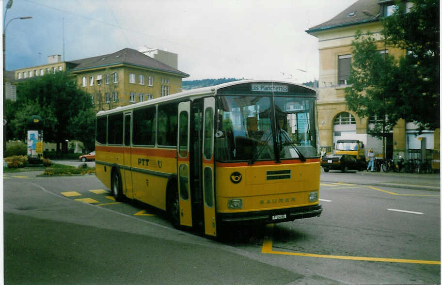 (019'925) - PTT-Regie - P 24'265 - Saurer/Tscher am 7. Oktober 1997 beim Bahnhof La Chaux-de-Fonds