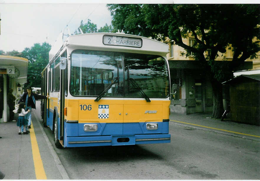 (019'928) - TC La Chaux-de-Fonds - Nr. 106 - FBW/Hess-Haag Trolleybus am 7. Oktober 1997 beim Bahnhof La Chaux-de-Fonds