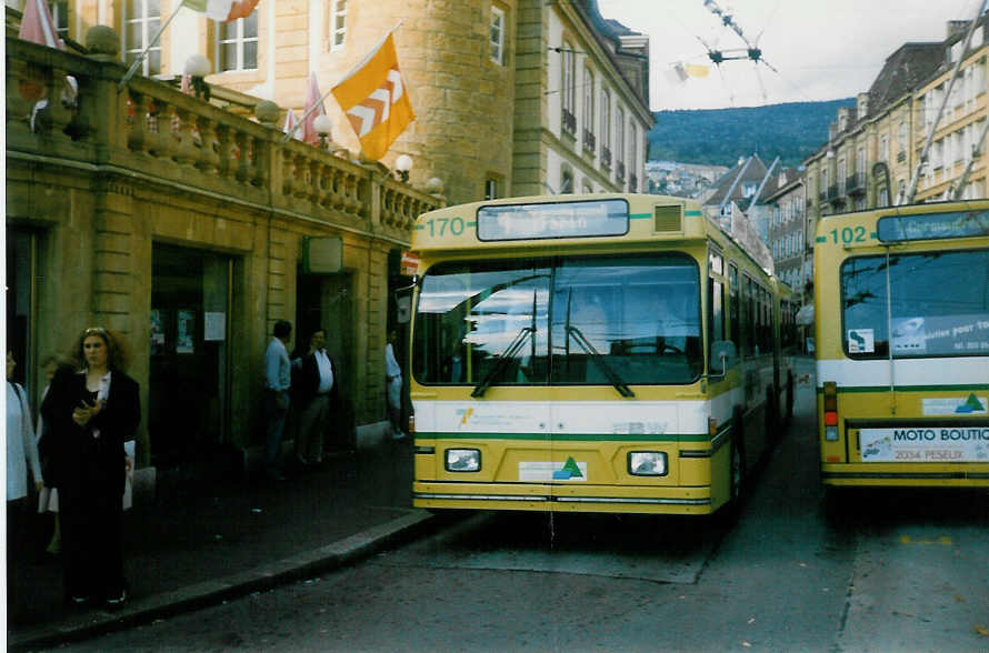 (019'933) - TN Neuchtel - Nr. 170 - FBW/Hess Gelenktrolleybus am 7. Oktober 1997 in Neuchtel, Place Pury