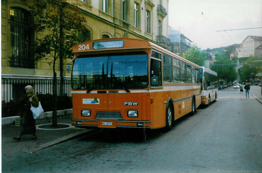 (019'934) - TN Neuchtel - Nr. 204/NE 21'104 - FBW/Hess (ex Nr. 104) am 7. Oktober 1997 in Neuchtel, Place Pury