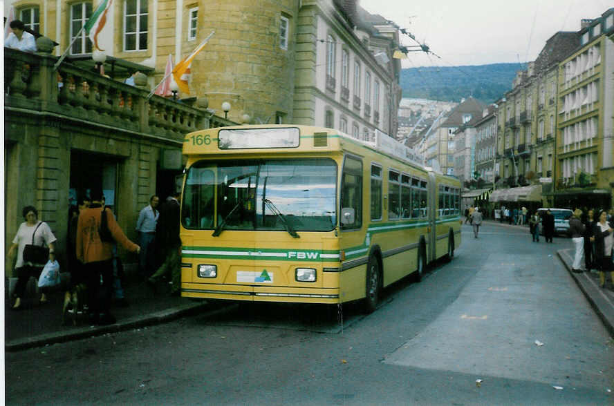 (019'936) - TN Neuchtel - Nr. 166 - FBW/Hess Gelenktrolleybus am 7. Oktober 1997 in Neuchtel, Place Pury