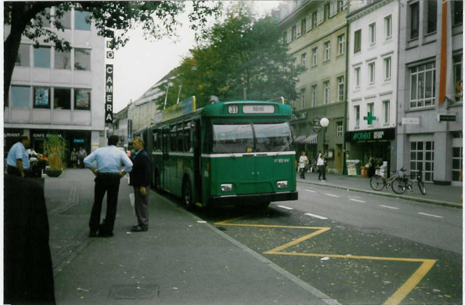 (020'035) - BVB Basel - Nr. 916 - FBW/FHS-Hess Gelenktrolleybus am 8. Oktober 1997 in Basel, Claraplatz