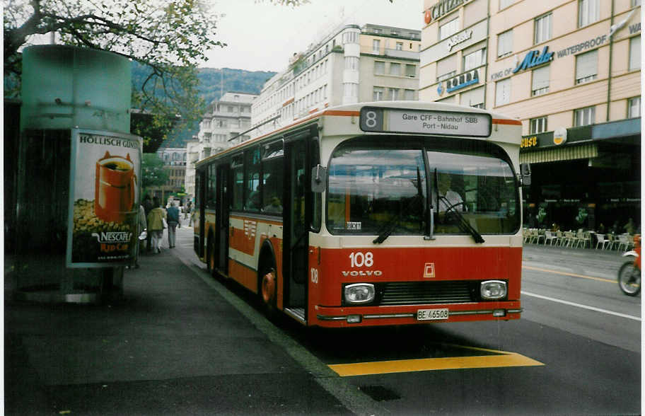 (020'206) - VB Biel - Nr. 108/BE 46'508 - Volvo/R&J am 9. Oktober 1997 beim Bahnhof Biel