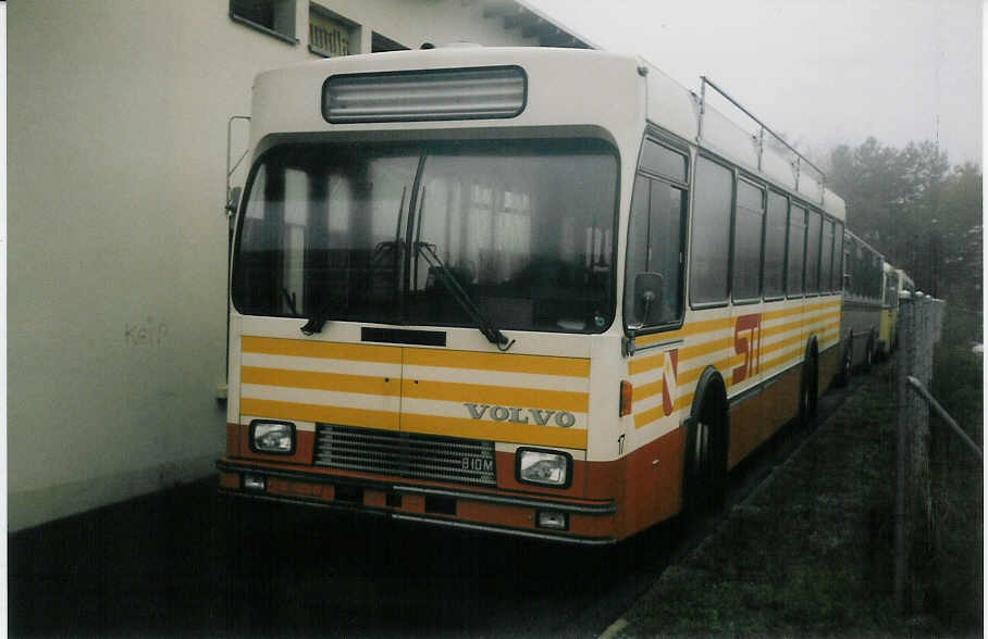 (020'701) - STI Thun - Nr. 17 - Volvo/Lauber (ex SAT Thun Nr. 17) am 5. November 1997 in Thun, Garage