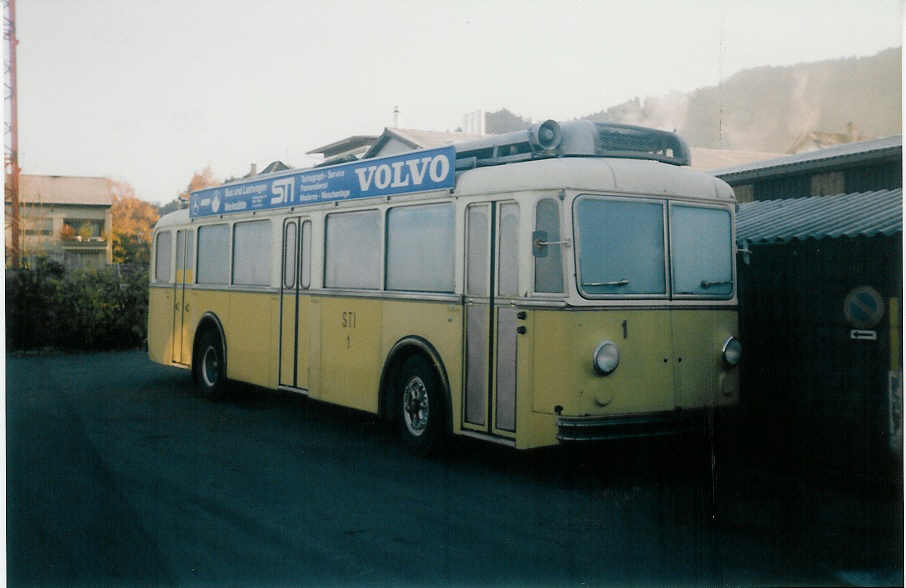 (020'716) - STI Thun - Nr. 1 - Berna/Gangloff Trolleybus am 14. November 1997 in Thun, Garage