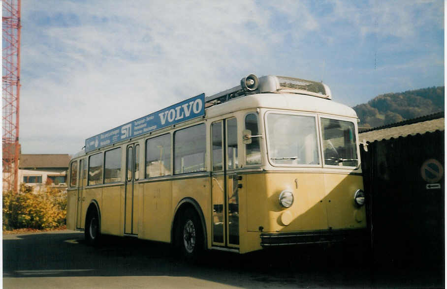 (020'717) - STI Thun - Nr. 1 - Berna/Gangloff Trolleybus am 15. November 1997 in Thun, Garage