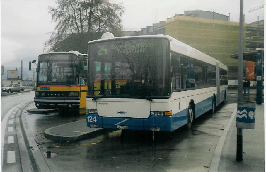 (020'733) - VBL Luzern - Nr. 124/LU 15'004 - Volvo/Hess am 30. November 1997 beim Bahnhof Luzern
