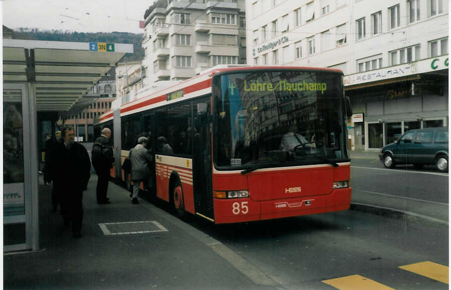 (021'637) - VB Biel - Nr. 85 - NAW/Hess Gelenktrolleybus am 17. Februar 1998 beim Bahnhof Biel