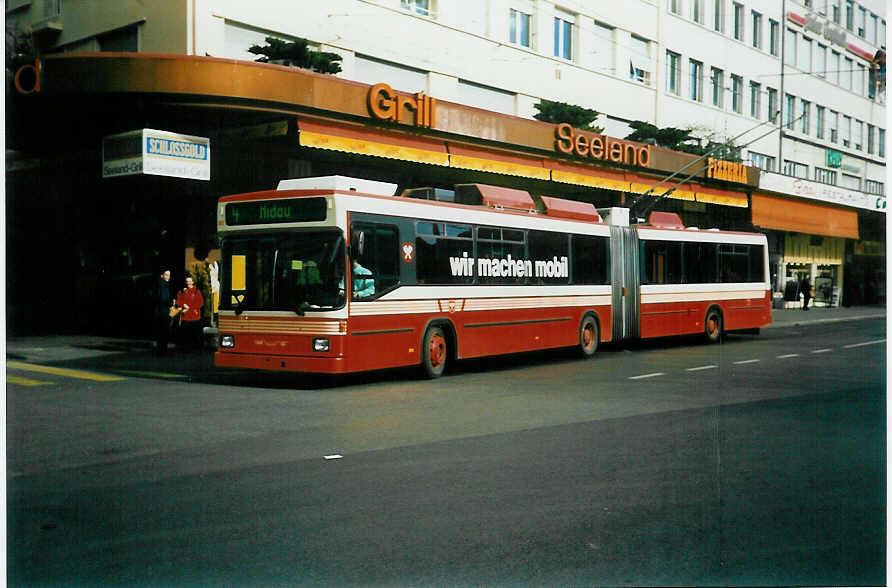 (021'702) - VB Biel - Nr. 80 - NAW/Hess Gelenktrolleybus am 17. Februar 1998 beim Bahnhof Biel